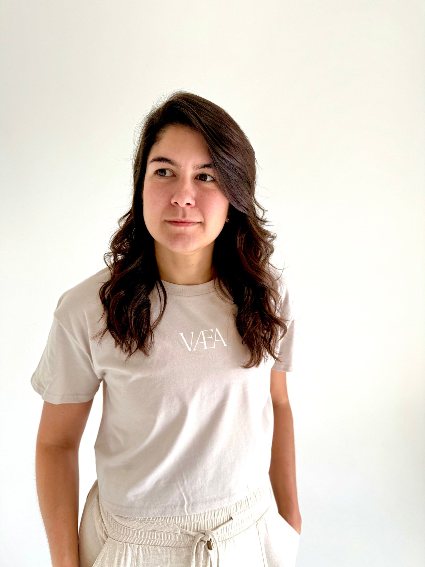 VÆA Crop Tee – Alabaster | White Logo