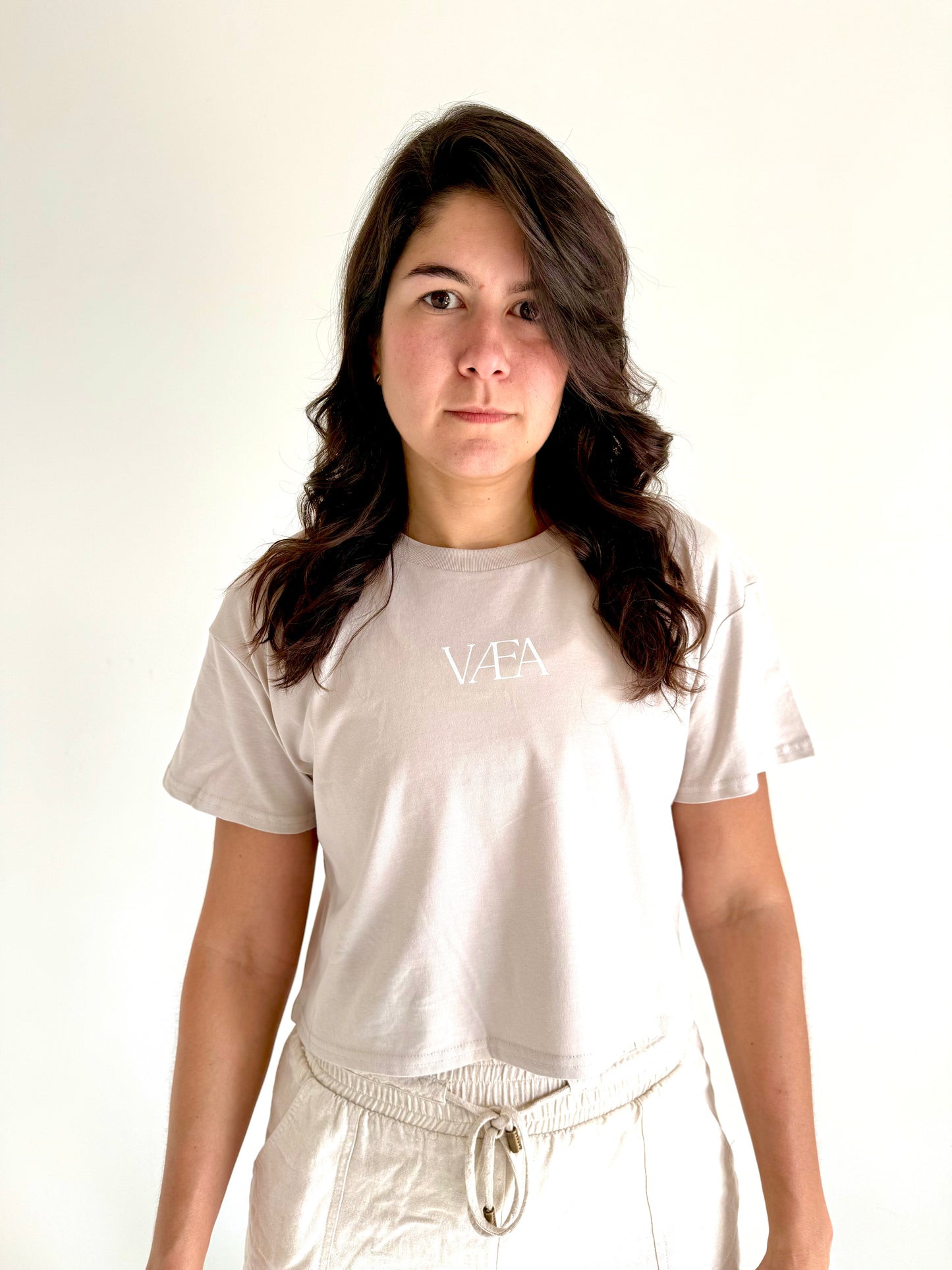 VÆA Crop Tee – Alabaster | White Logo