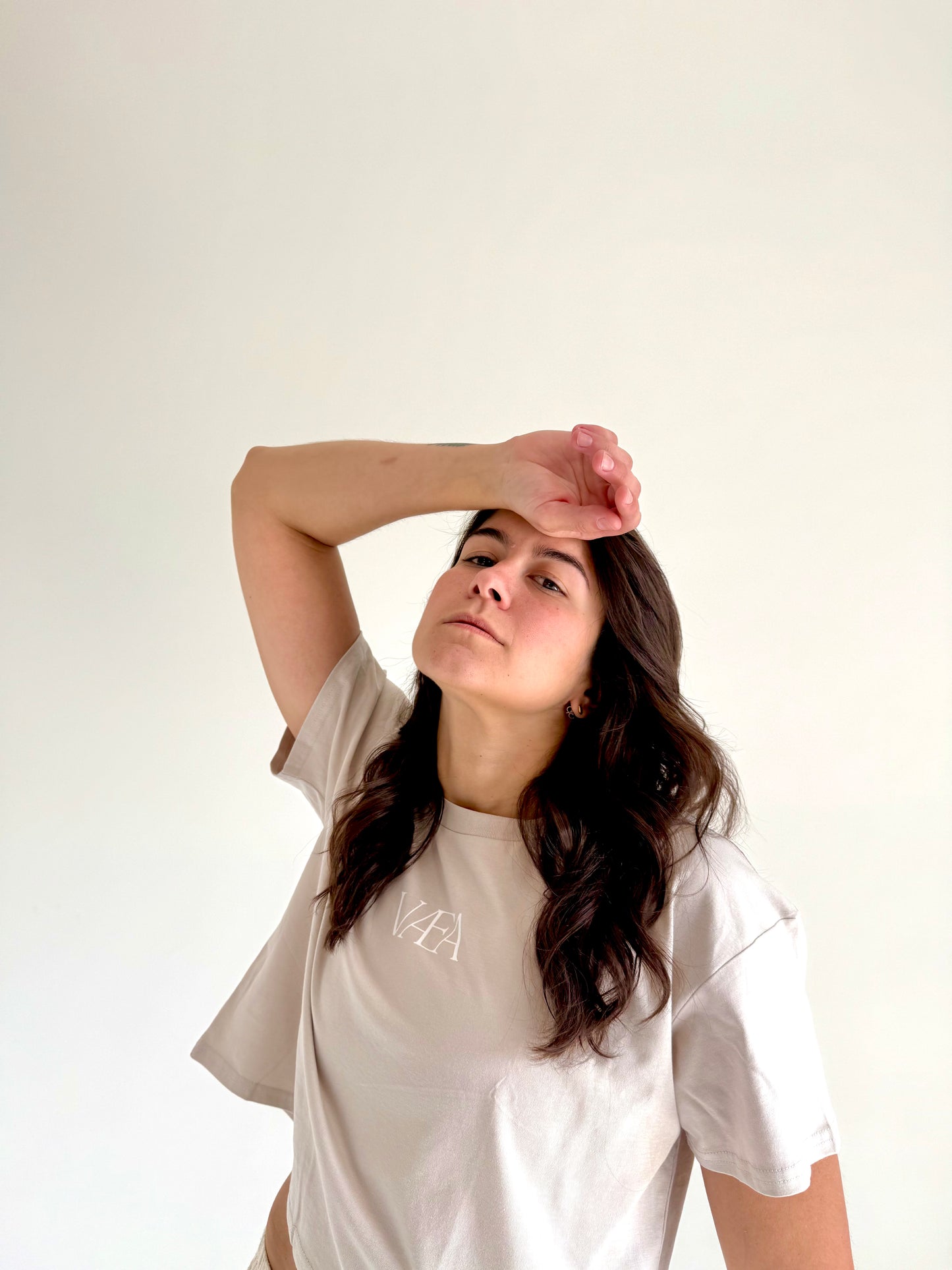VÆA Crop Tee – Alabaster | White Logo