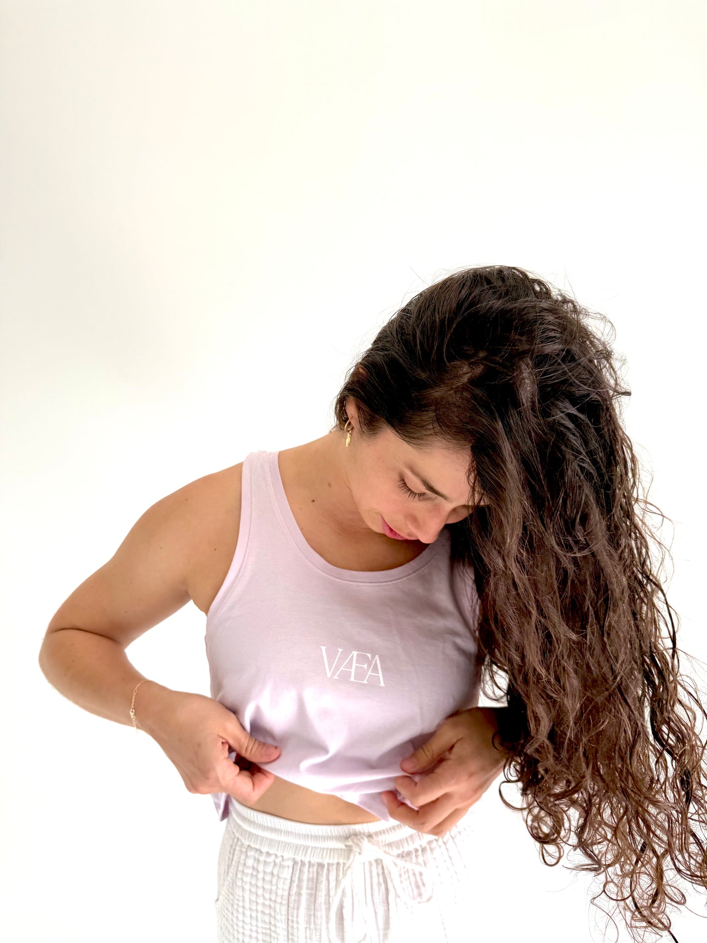 VÆA Crop Singlet – Orchid | White Logo