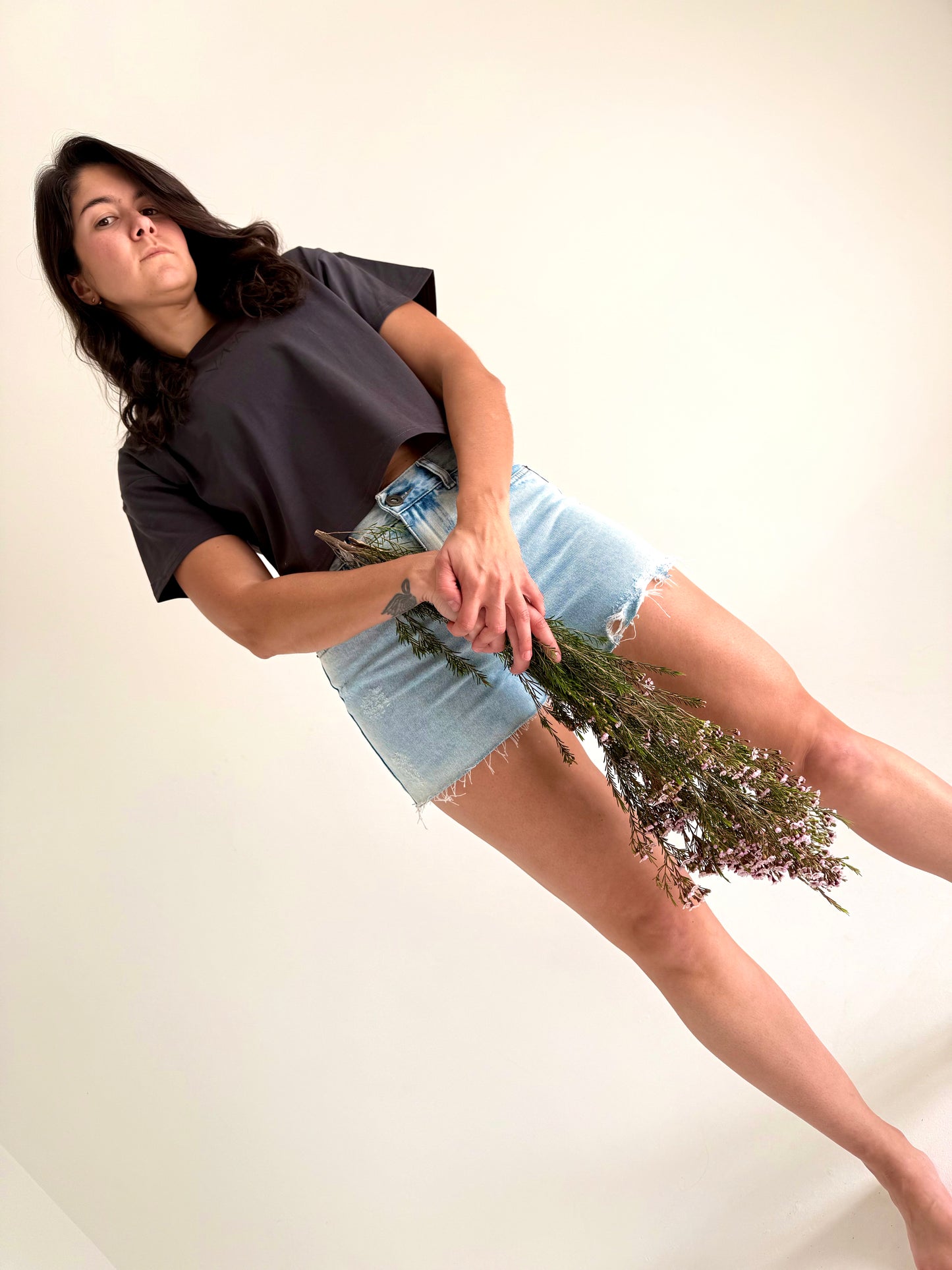 VÆA Crop Tee – Obsidian | Stealth