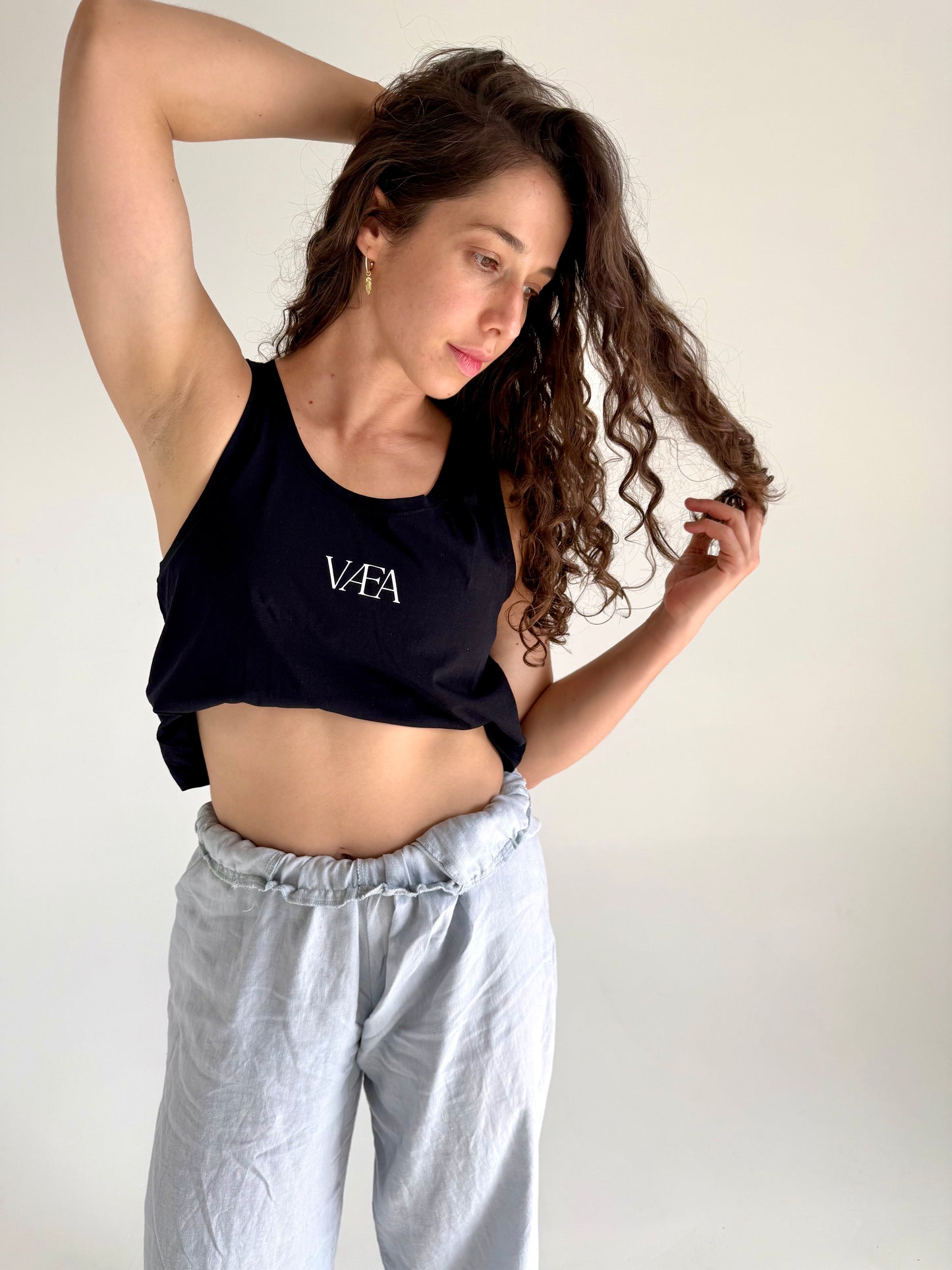 VÆA Crop Singlet – Black | Orchid Logo