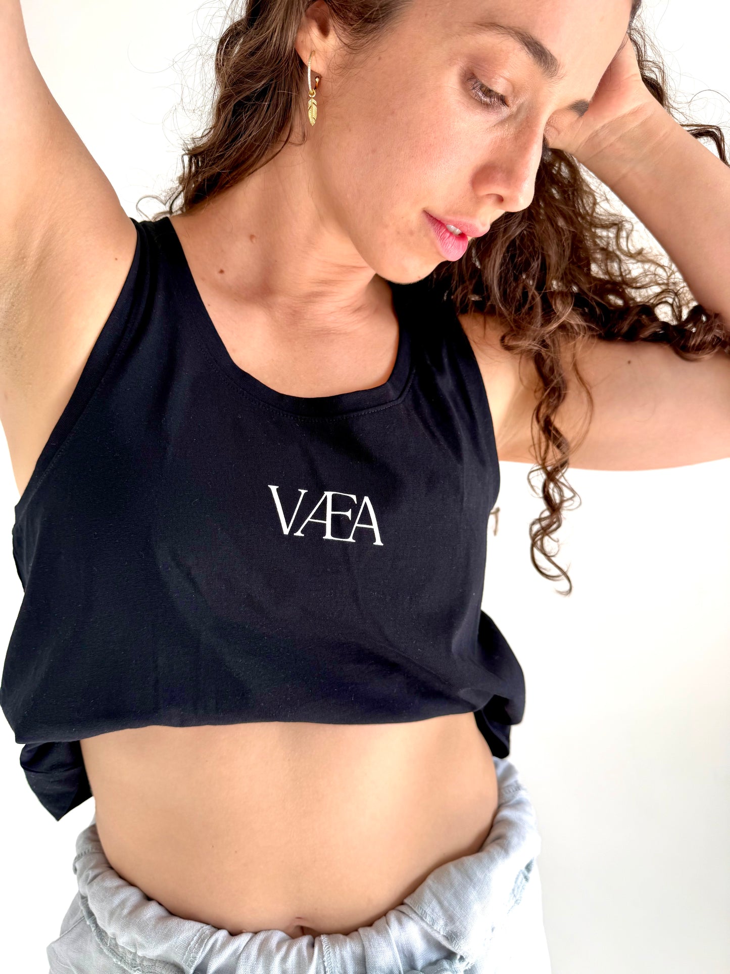 VÆA Crop Singlet – Black | Orchid Logo