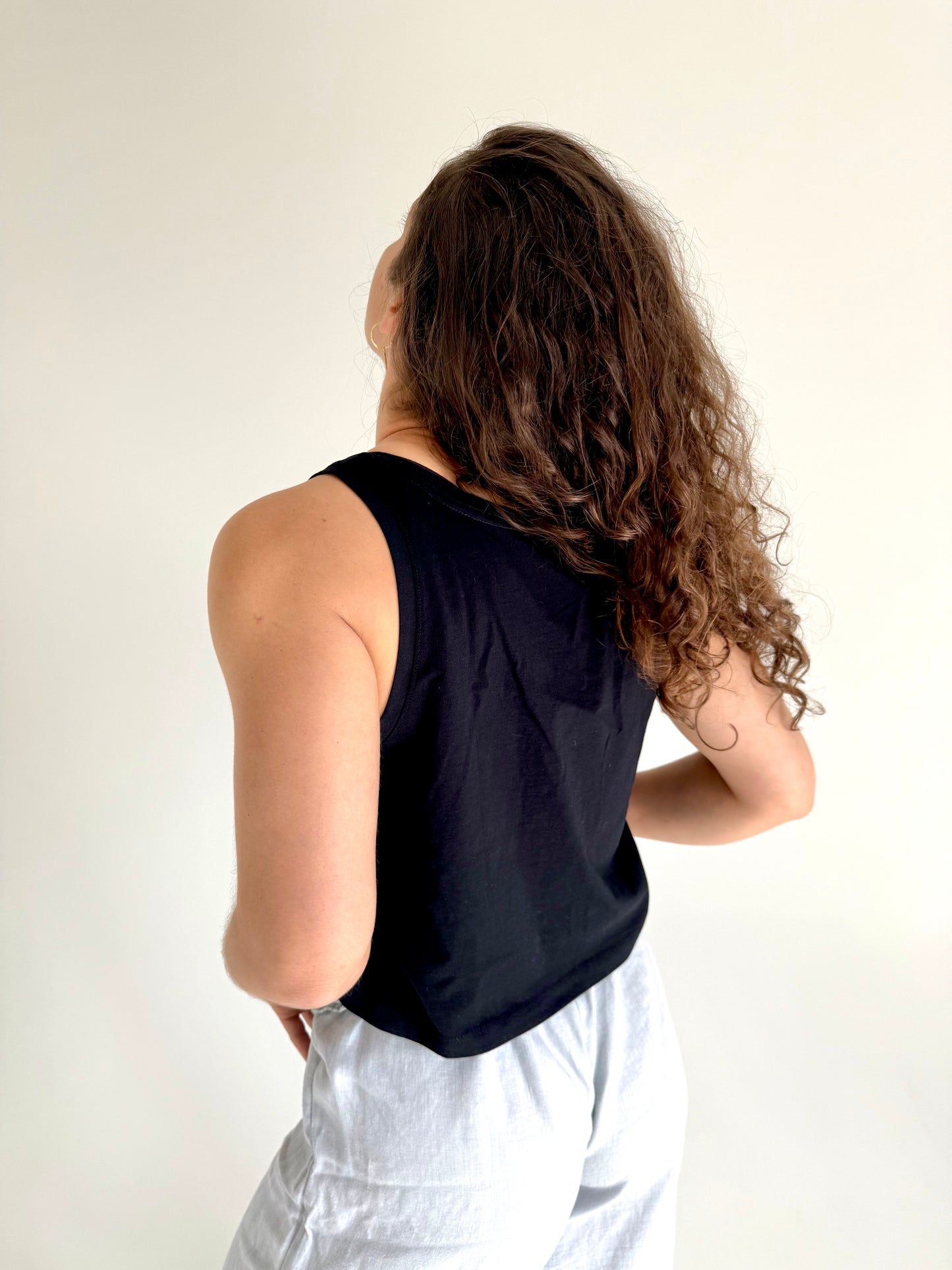 VÆA Crop Singlet – Black | Orchid Logo