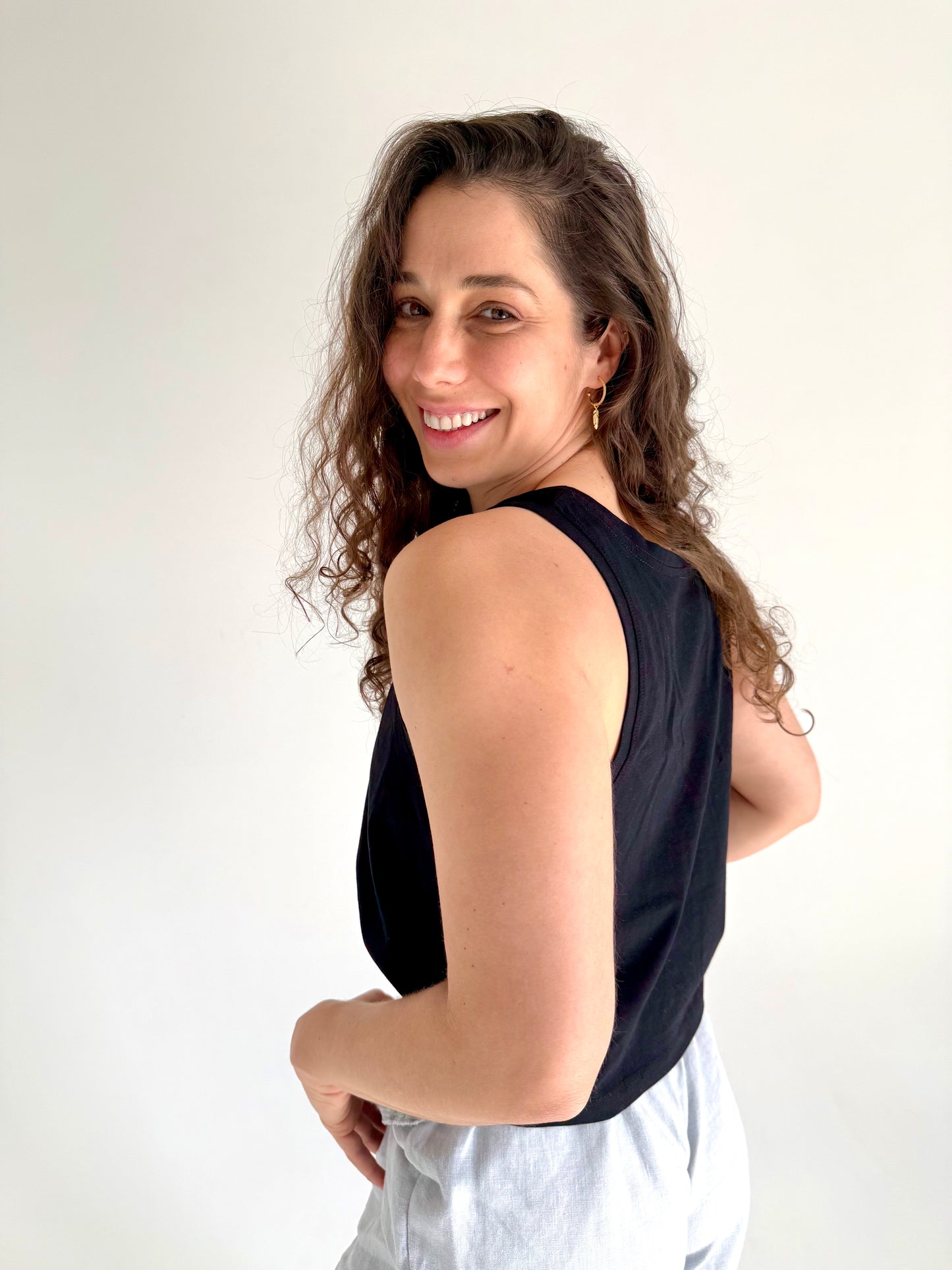 VÆA Crop Singlet – Black | Orchid Logo