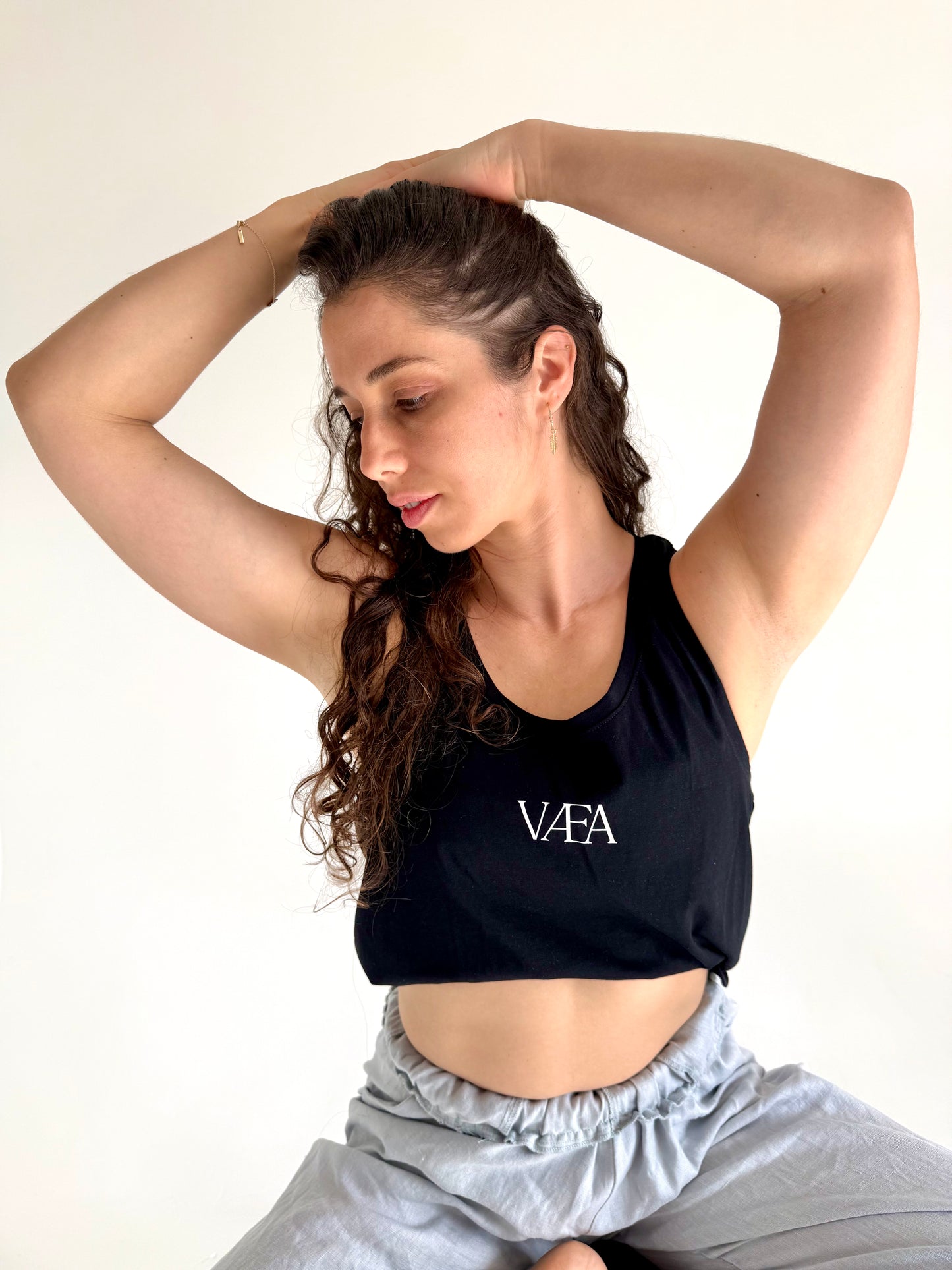 VÆA Crop Singlet – Black | Orchid Logo