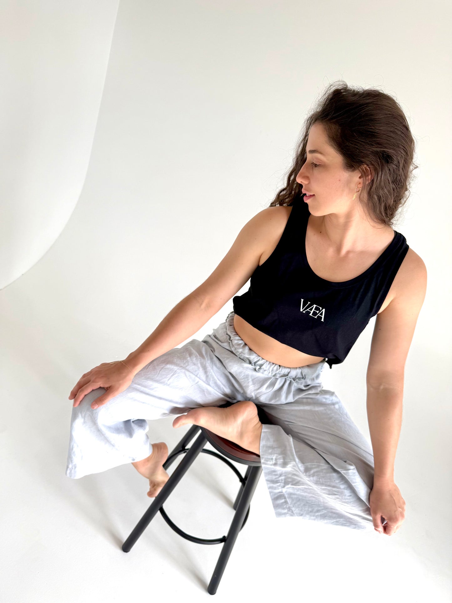 VÆA Crop Singlet – Black | Orchid Logo