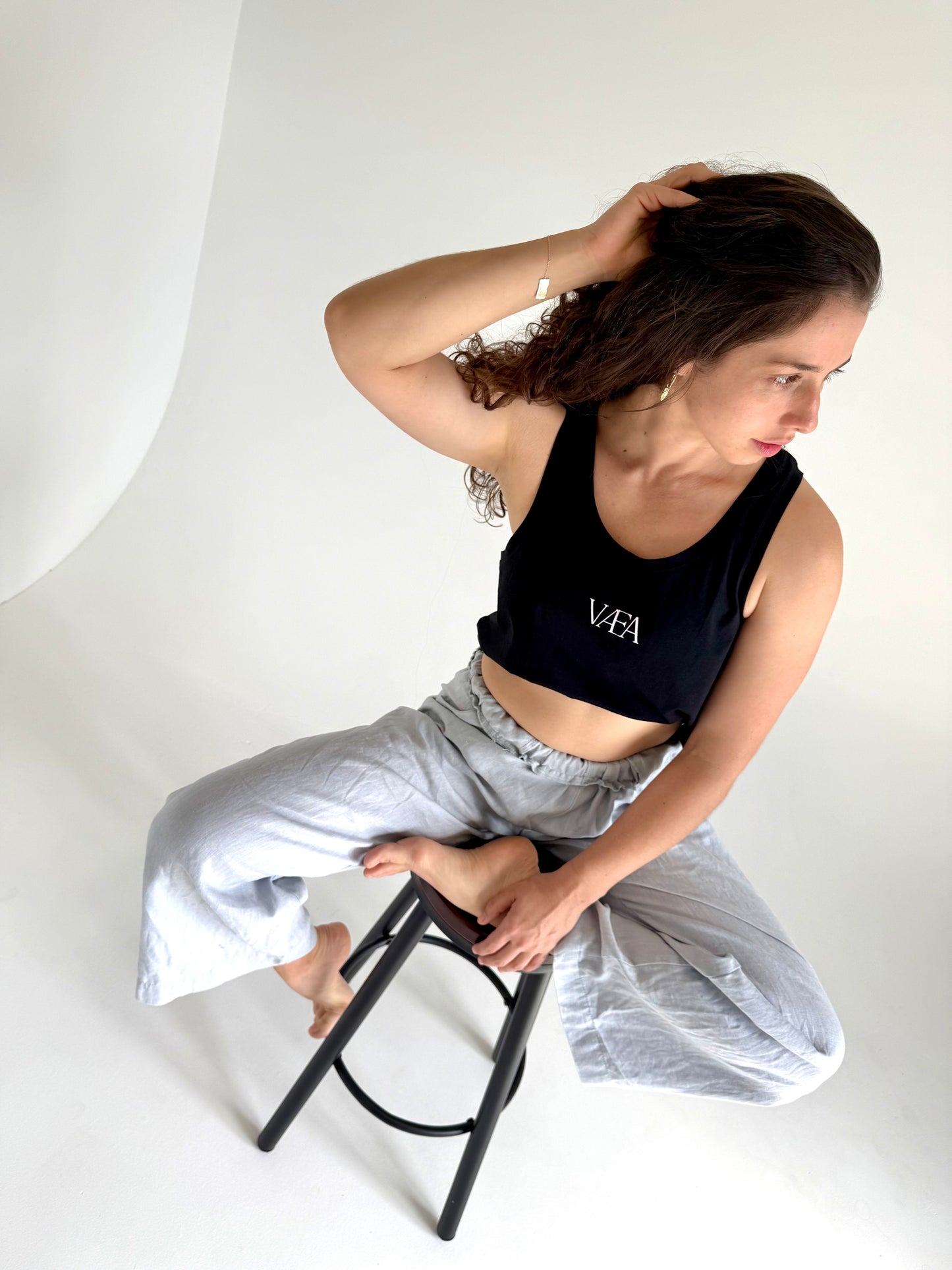 VÆA Crop Singlet – Black | Orchid Logo