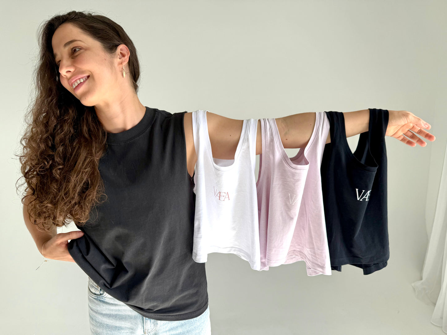 VÆA Crop Singlet – Black | Orchid Logo